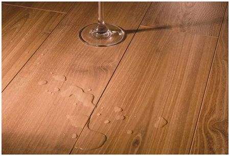 木地板表面没有及时清理干净的水分